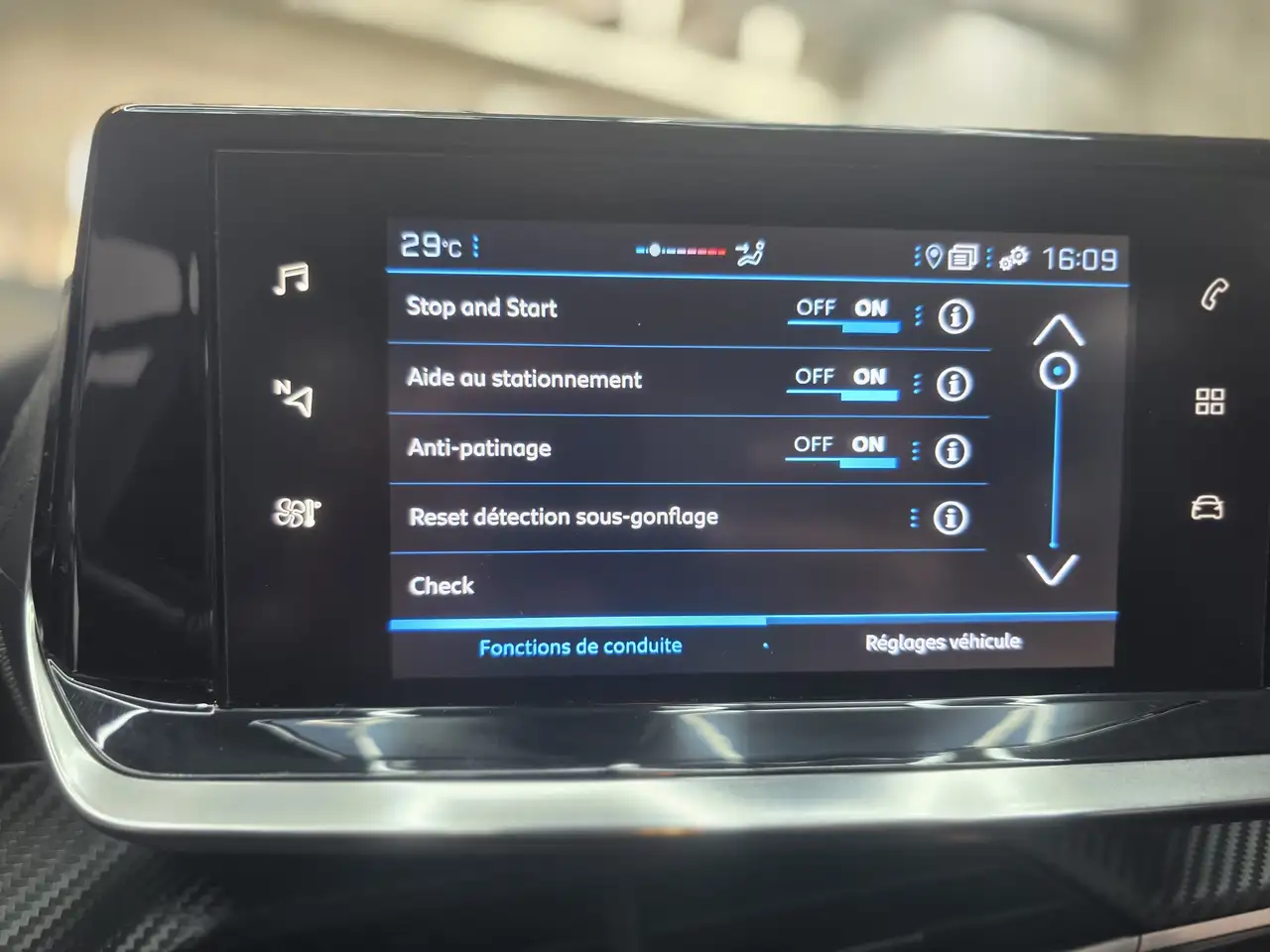 Peugeot 208 208 — photo 15