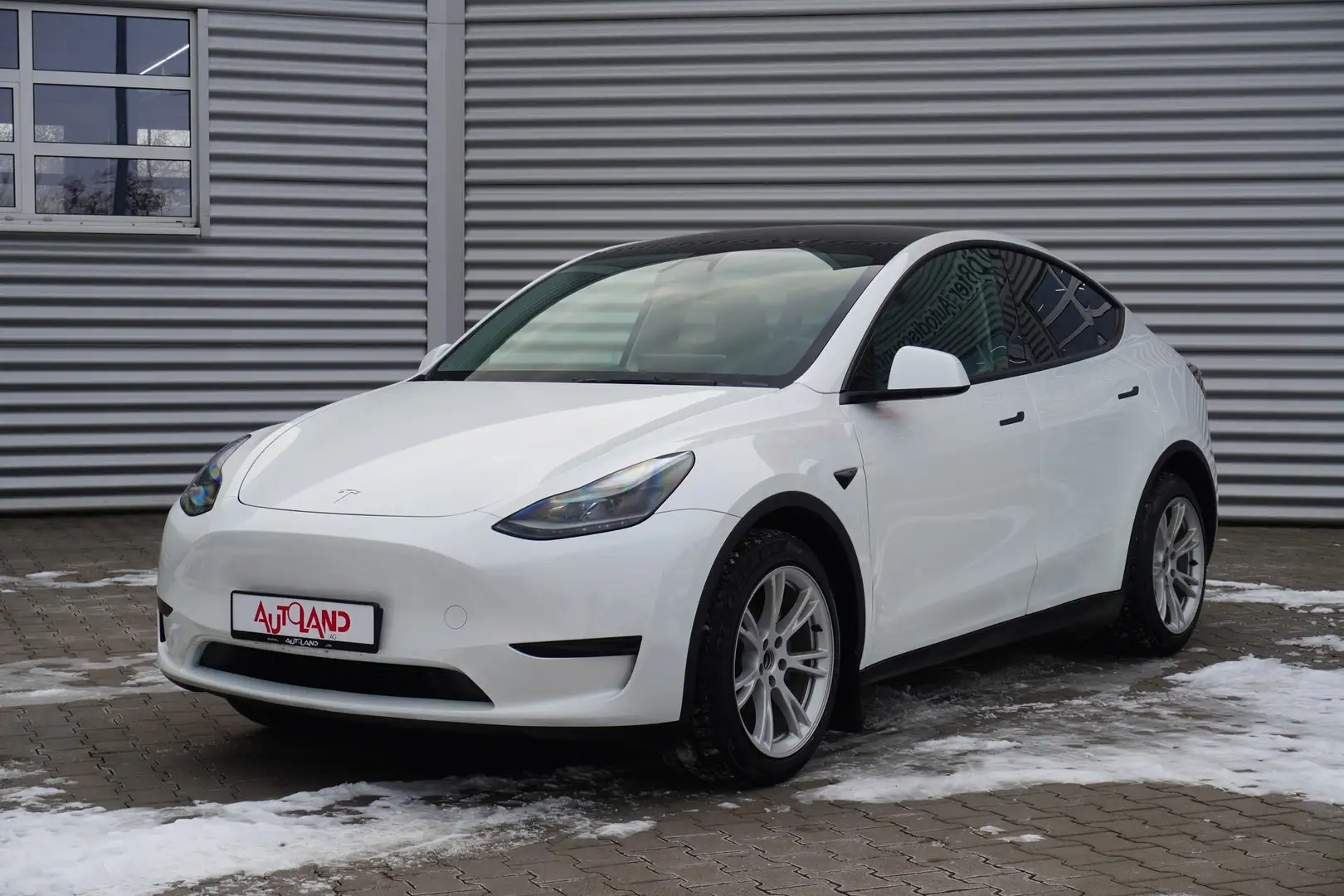 Tesla Model Y Basis RWD DAB Lenkradheizung Navi LED Weiß - 2