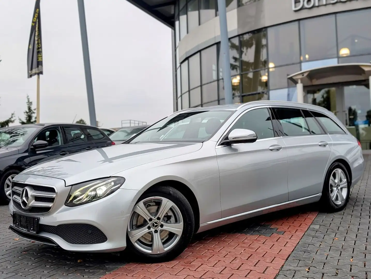 Mercedes-Benz E 200 d Automatik NAVI Avantgarde LTE Silber - 2