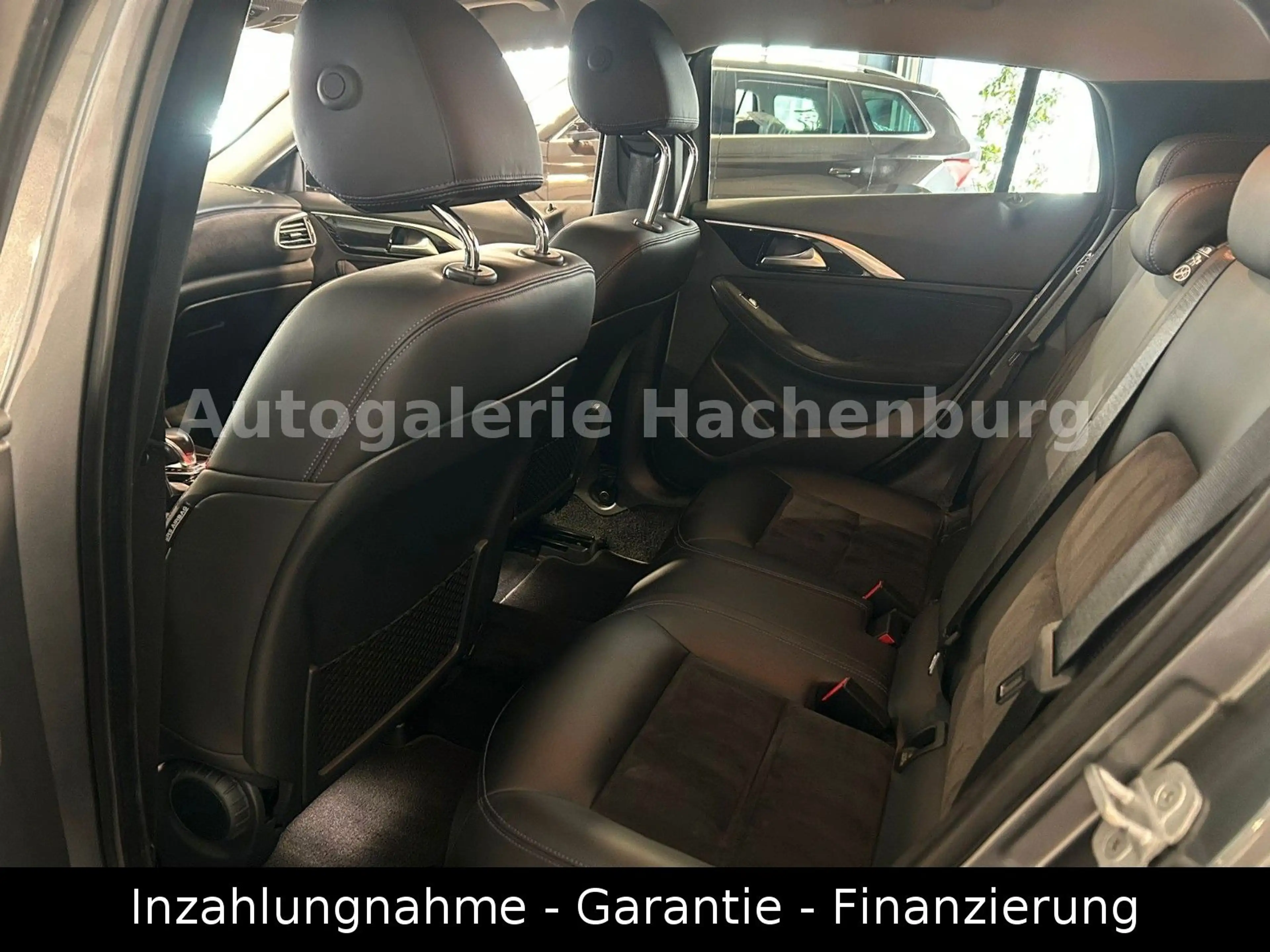 Infiniti Q30 2.2d AWD Premium/LED/LEDER/Navi/GARNATIE/E6 — photo 9