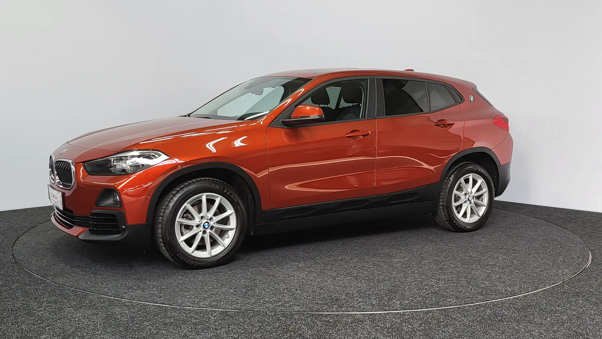 BMW X2 X2 sDrive18i ~ Als Nieuw ~ Pano ~ PDC ~ Camera Portocaliu - 1
