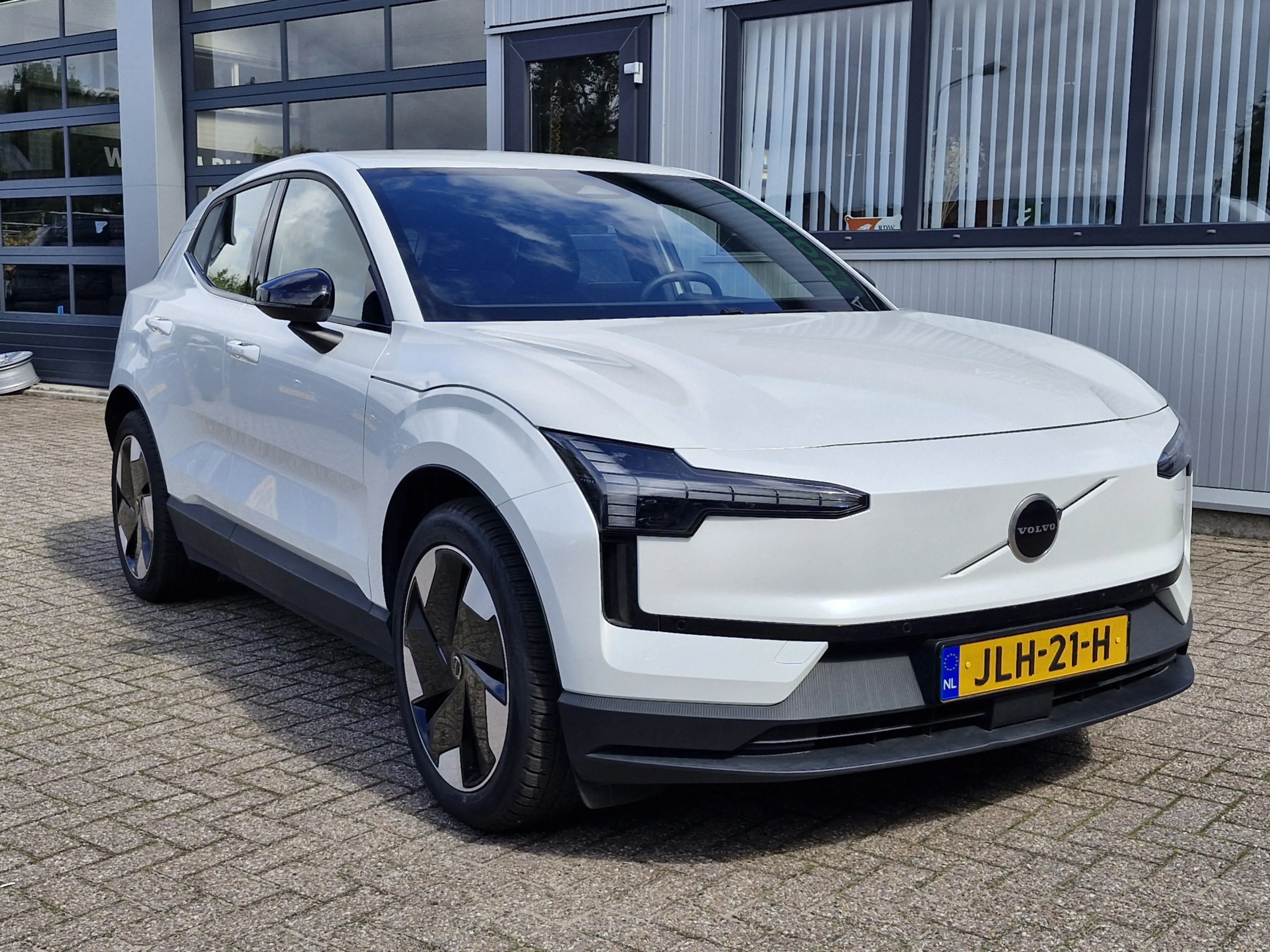 Volvo EX30 Single Motor Extended Range Plus 69 kWh | Warmte p — photo 8
