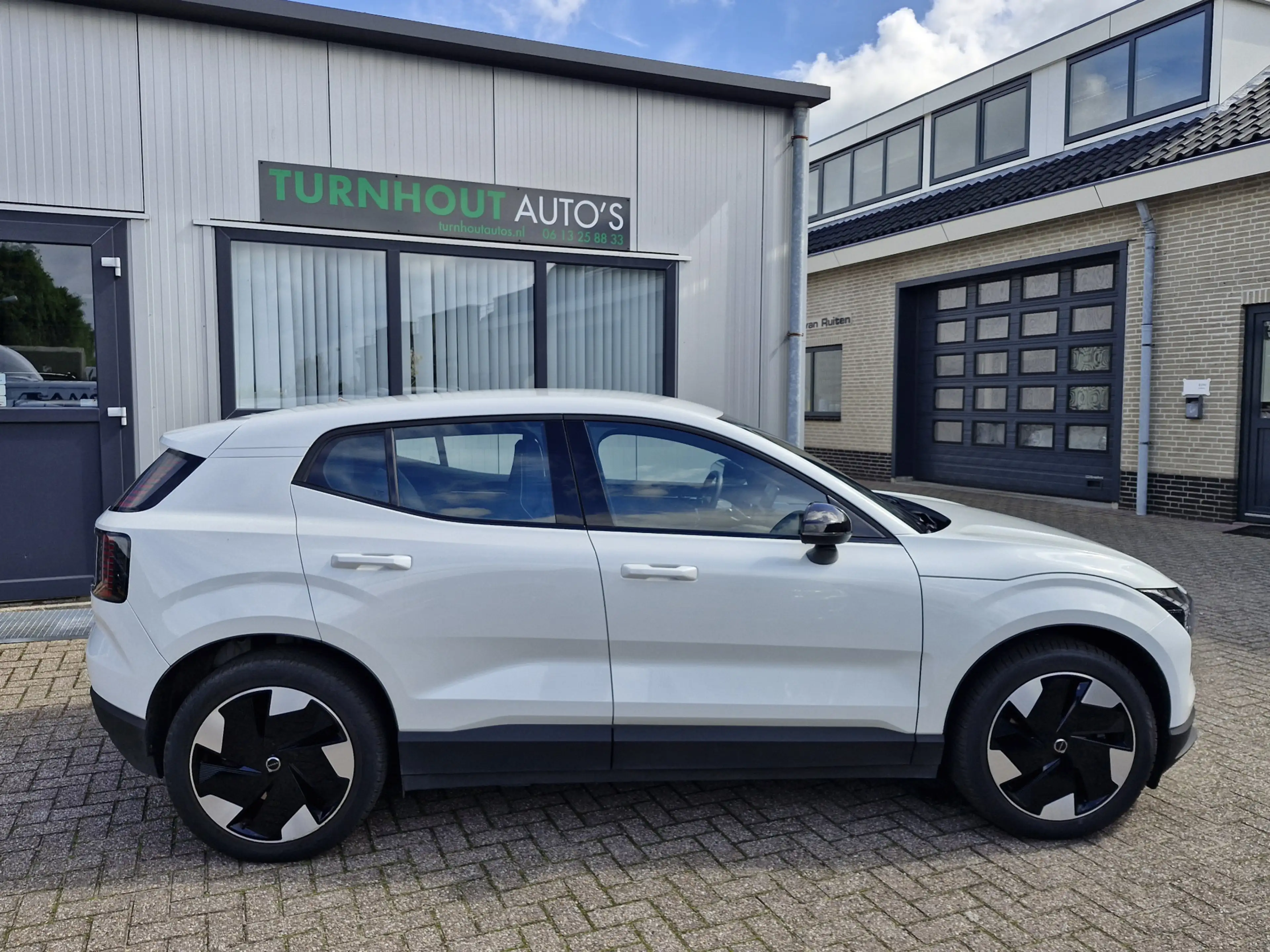 Volvo EX30 Single Motor Extended Range Plus 69 kWh | Warmte p — photo 10