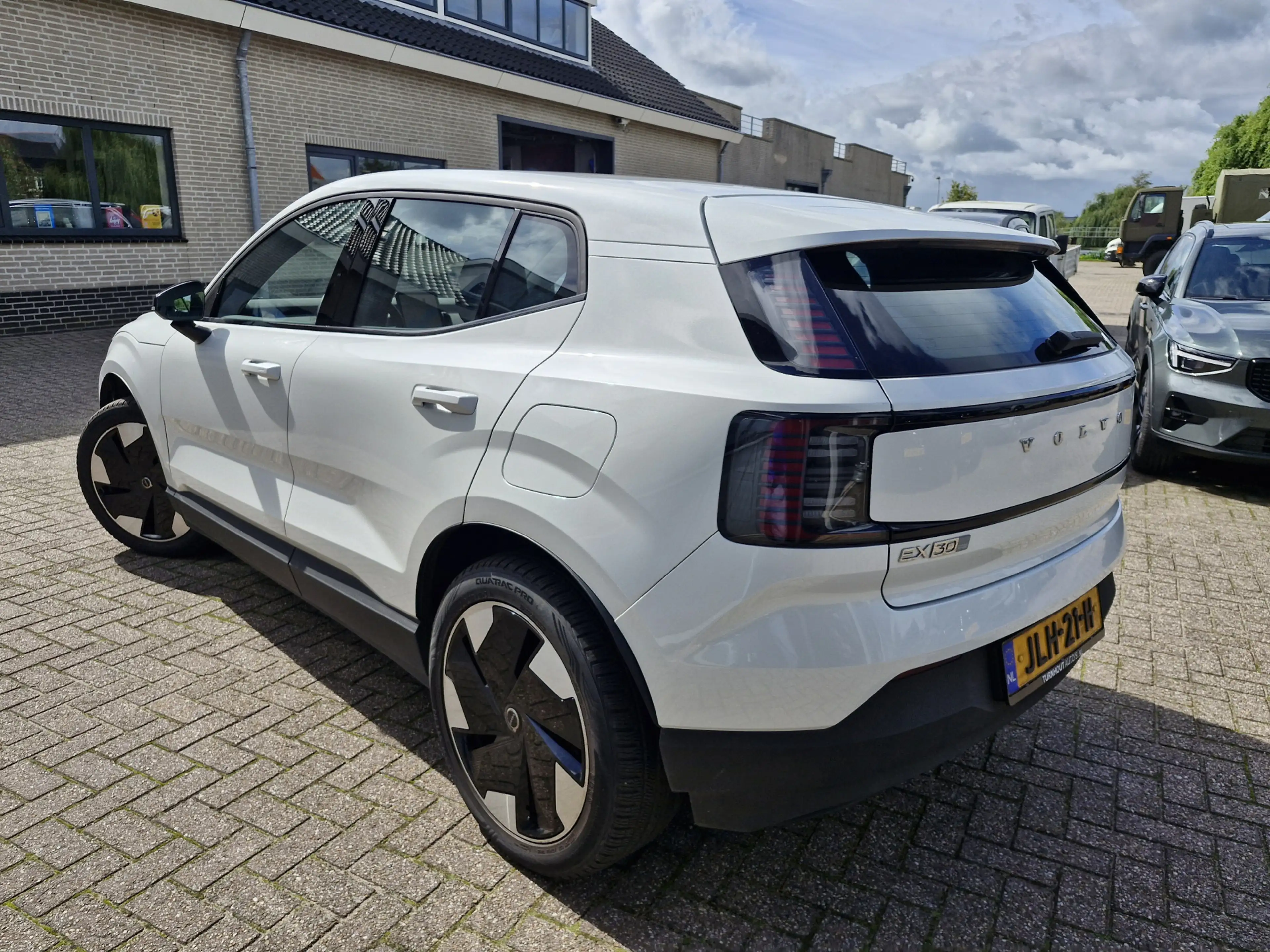 Volvo EX30 Single Motor Extended Range Plus 69 kWh | Warmte p — photo 2