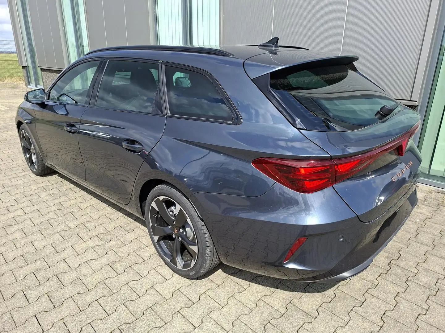 CUPRA Leon Sportstourer Basis 1.5 eTSI 150PS DSG (AUTOMATI... Grau - 2