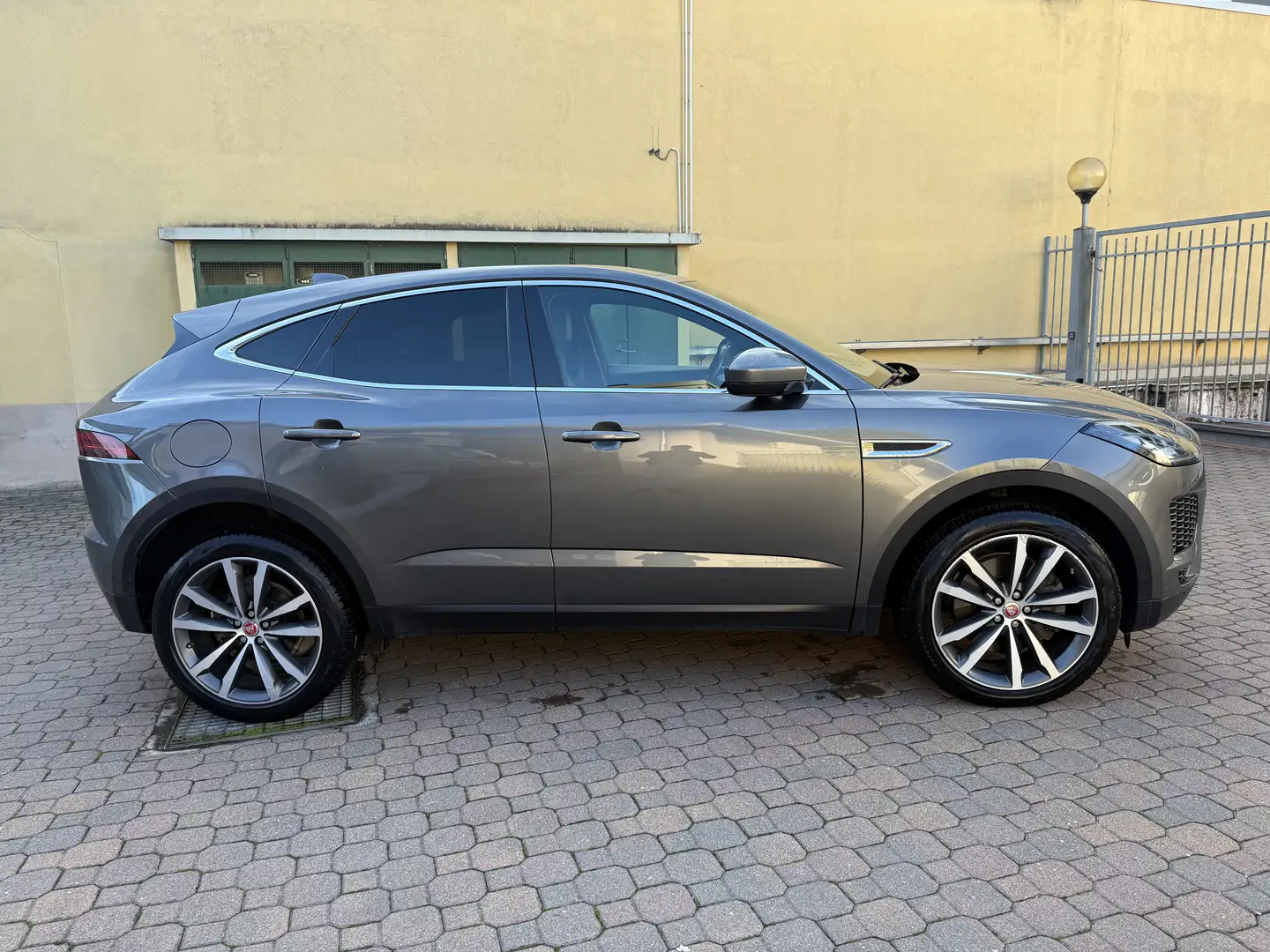 Jaguar E-Pace E-Pace 2017 2.0 i4 S awd 249cv auto Grigio - 1