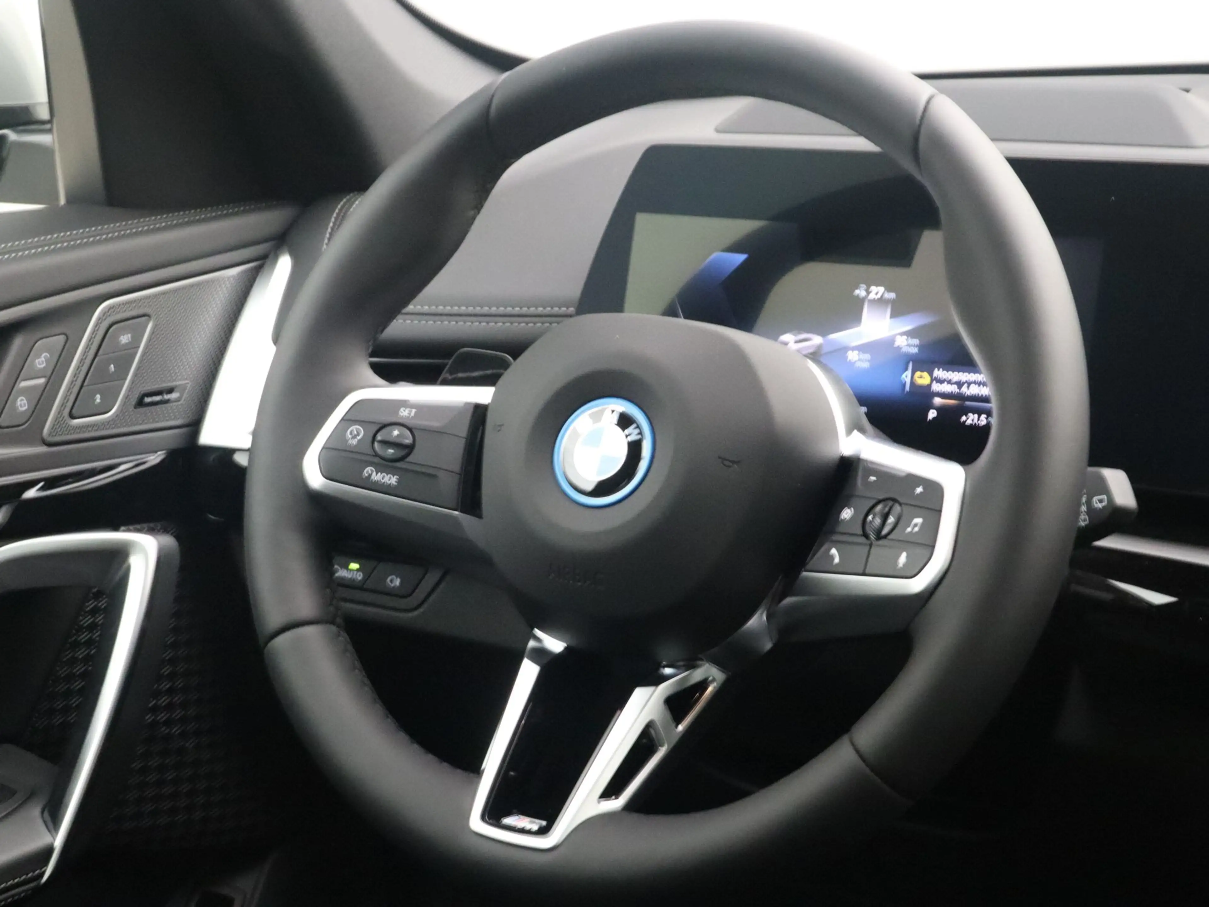 BMW iX1 eDrive20 67 kWh M Sport Edition — photo 2