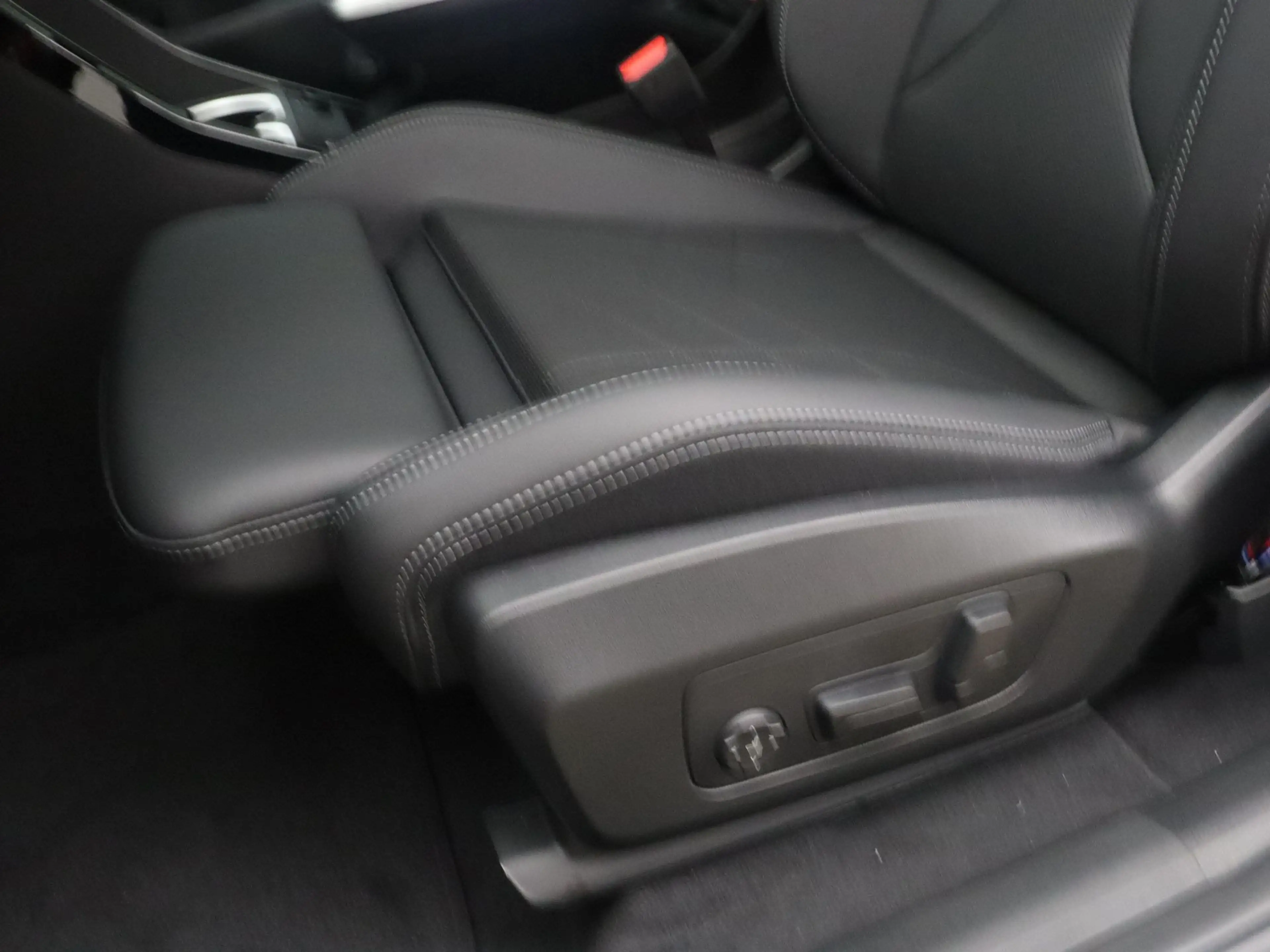 BMW iX1 eDrive20 67 kWh M Sport Edition — photo 14