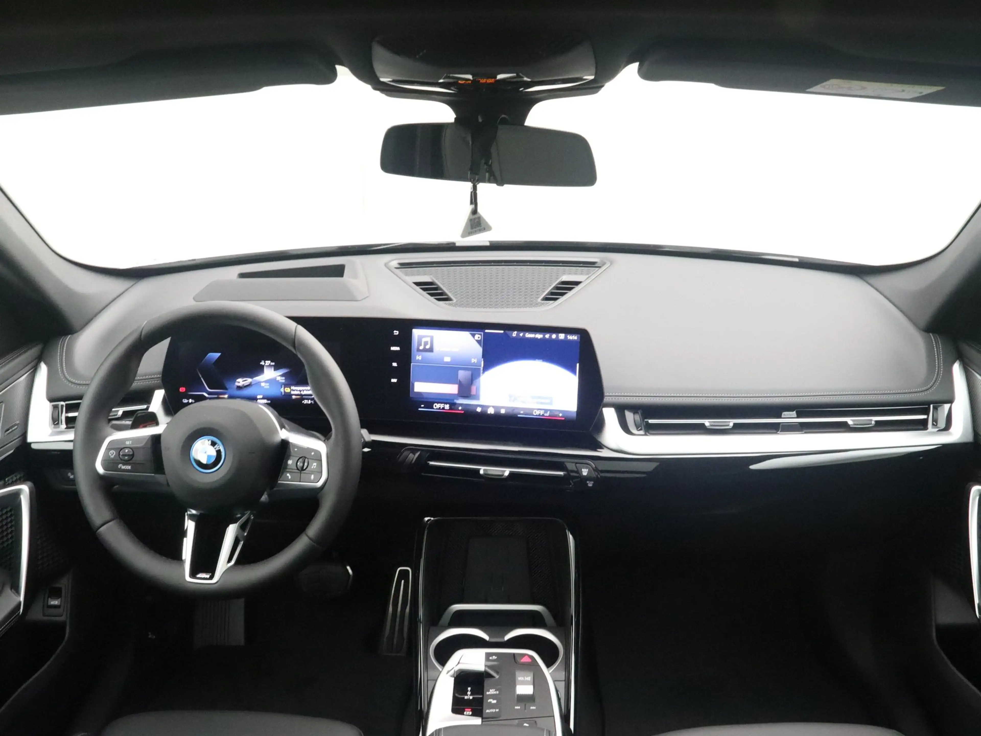 BMW iX1 eDrive20 67 kWh M Sport Edition — photo 13