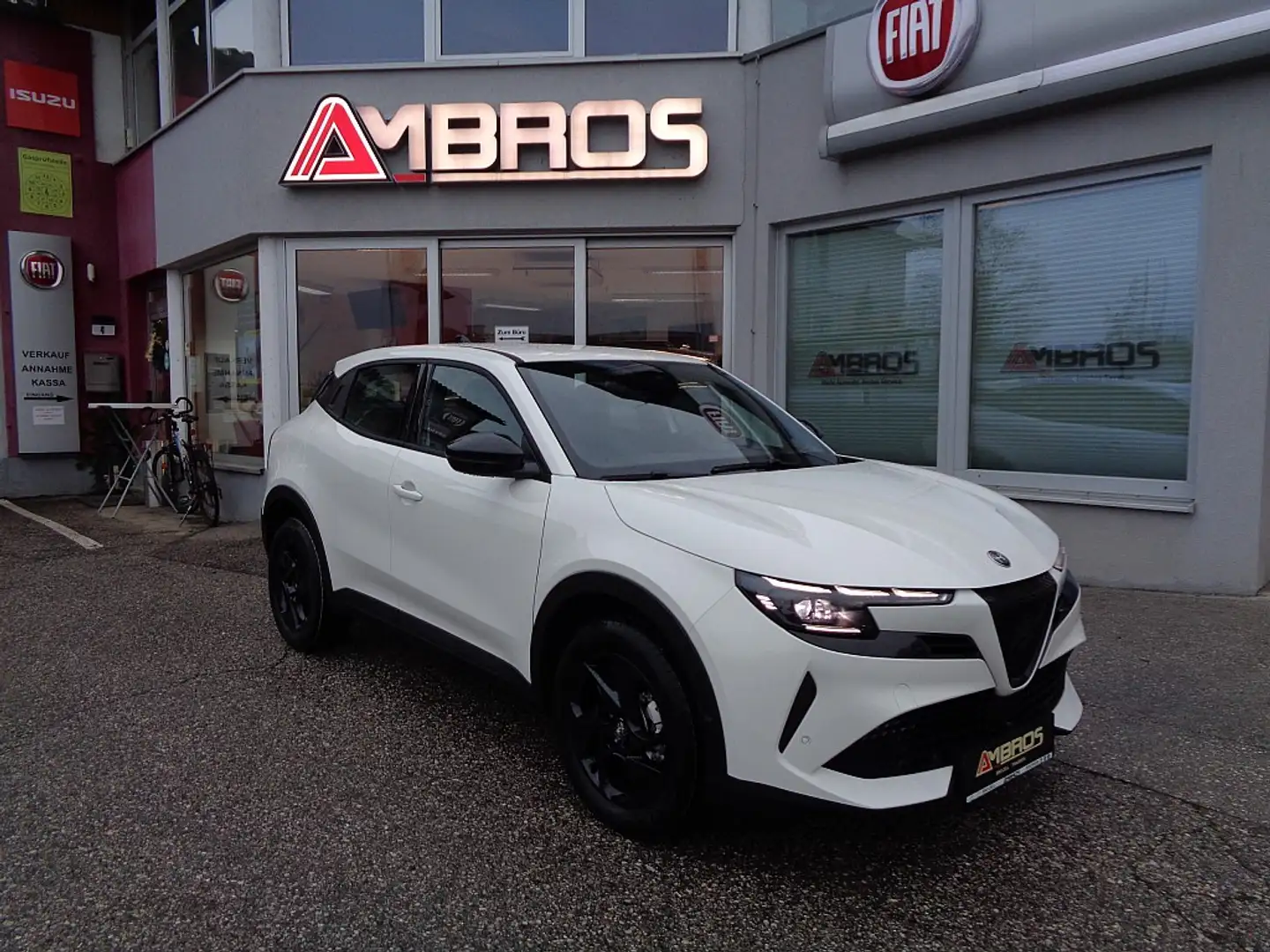 Alfa Romeo Junior Ibrida  1.2 MHEV e-DCT6 Weiß - 1