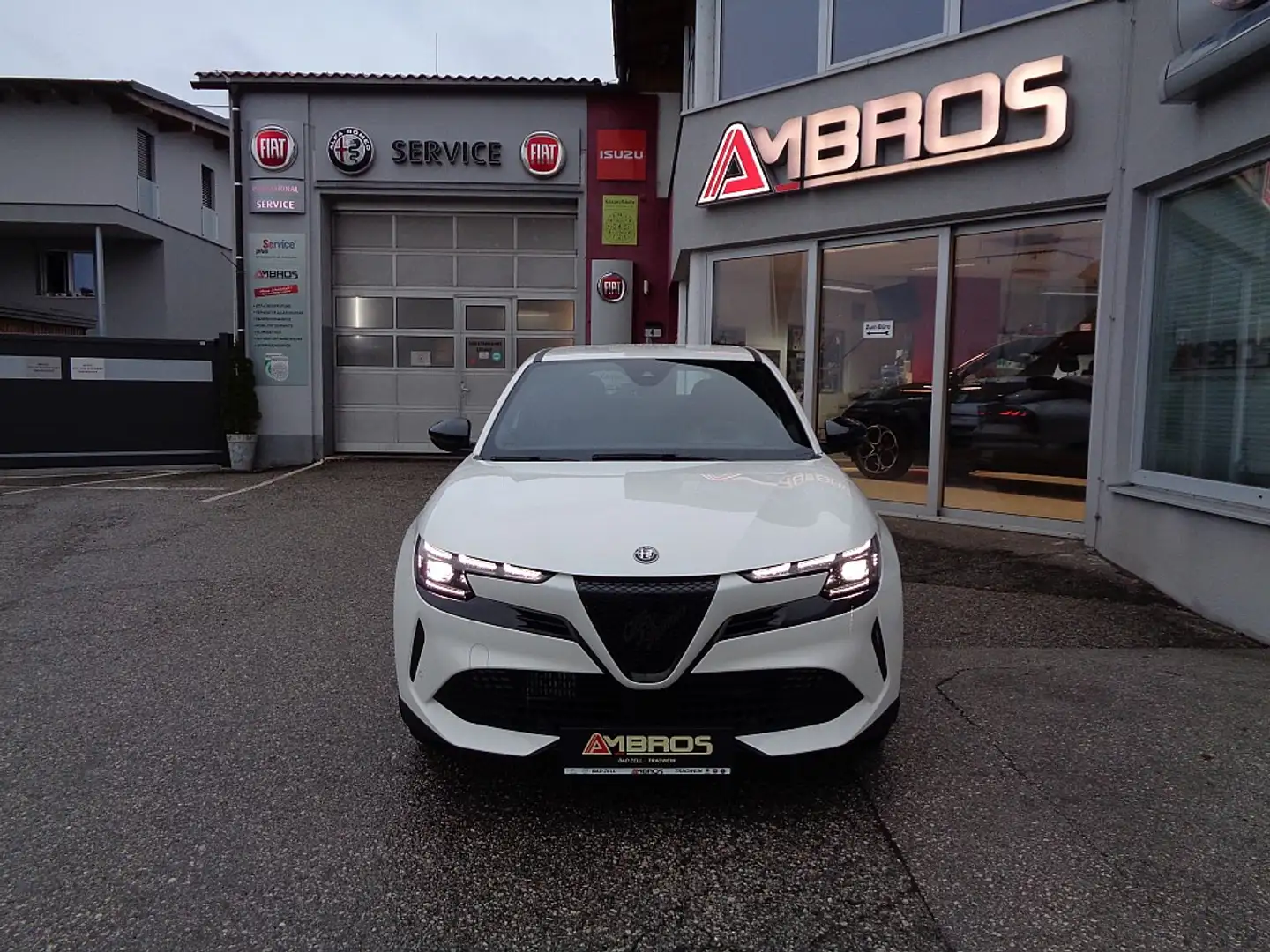 Alfa Romeo Junior Ibrida  1.2 MHEV e-DCT6 Weiß - 2