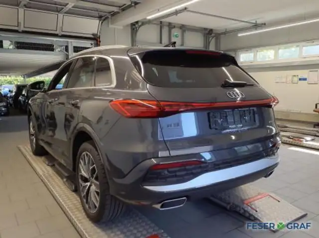 Audi Q5 view 4