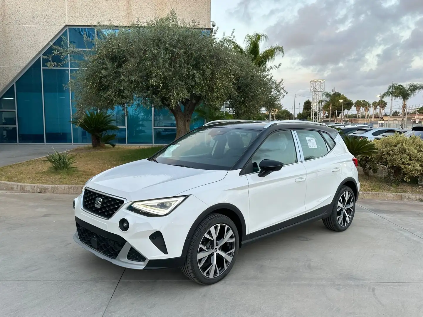SEAT Arona super offerta T-Stock prezzo imperdibile Bianco - 1