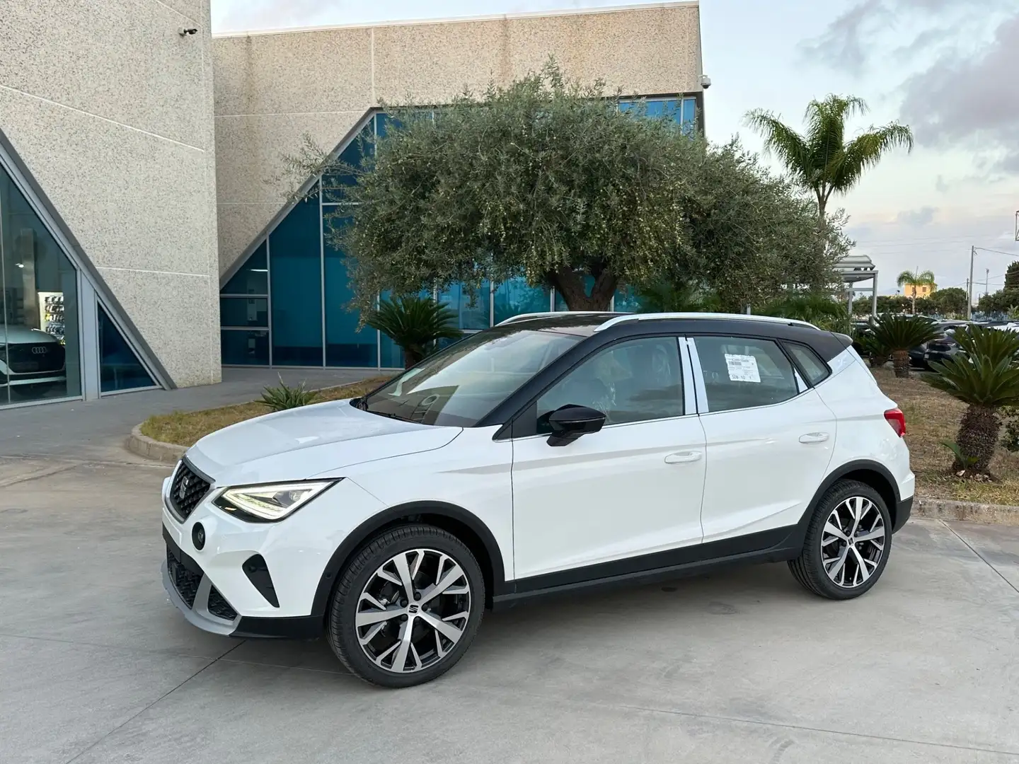 SEAT Arona super offerta T-Stock prezzo imperdibile Bianco - 2