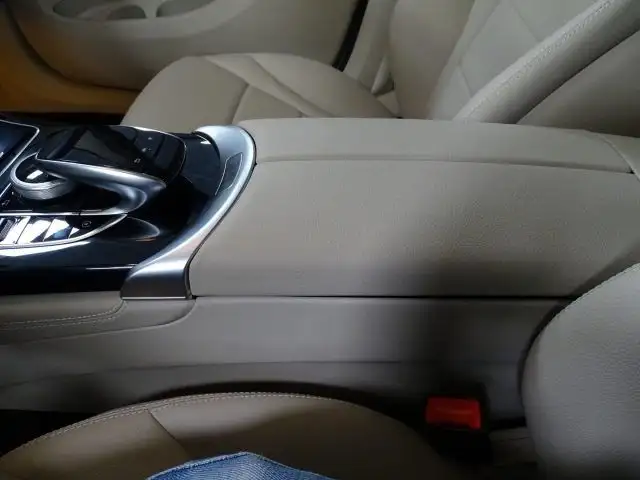 Mercedes-Benz 220 view 9