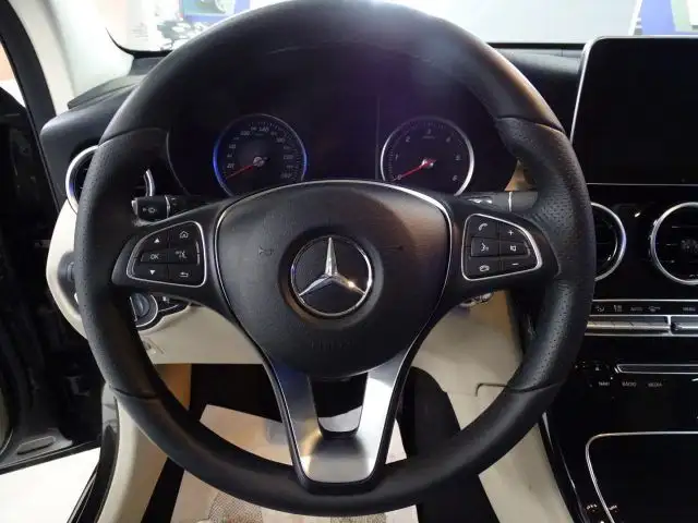 Mercedes-Benz 220 view 4