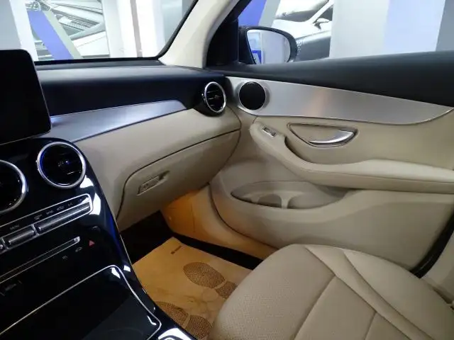 Mercedes-Benz 220 view 10