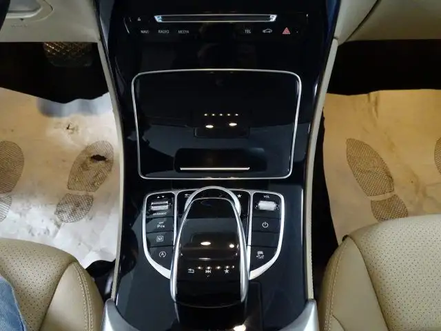 Mercedes-Benz 220 view 7
