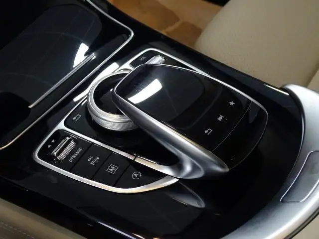 Mercedes-Benz 220 view 8