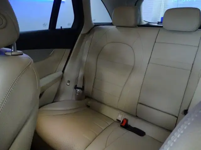 Mercedes-Benz 220 view 11
