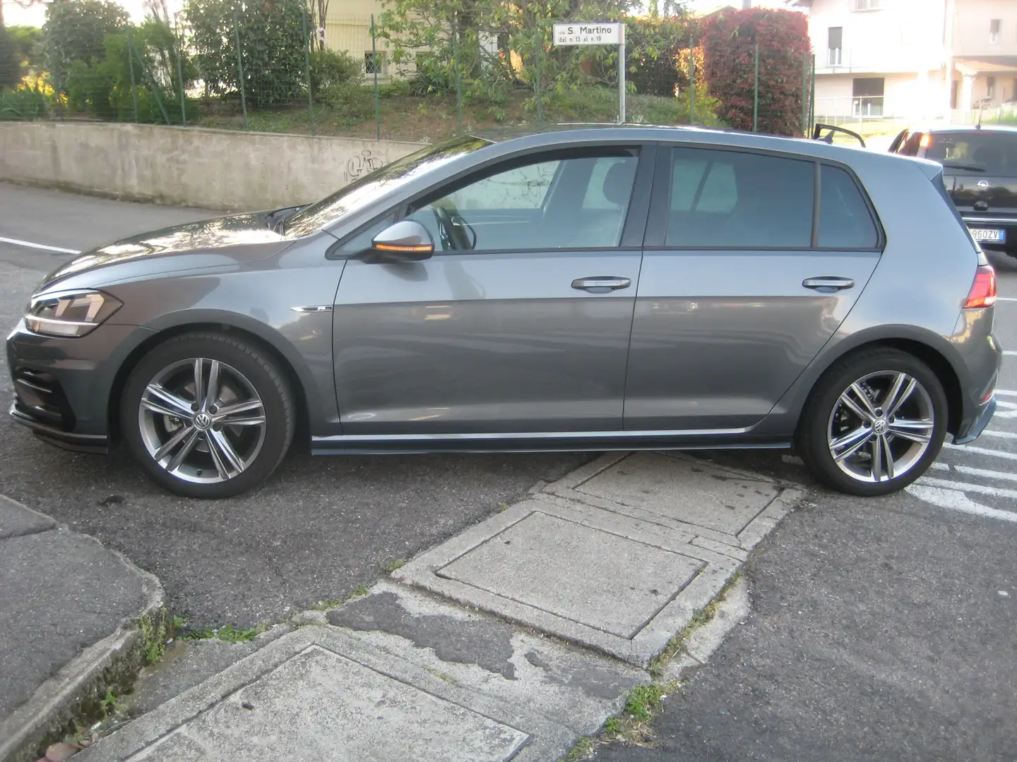 Volkswagen Golf Golf 5p 1.0 tsi Sport 115cv dsg R-LINE Gris - 1
