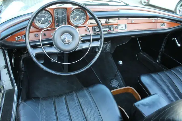 Mercedes-Benz 300 view 10