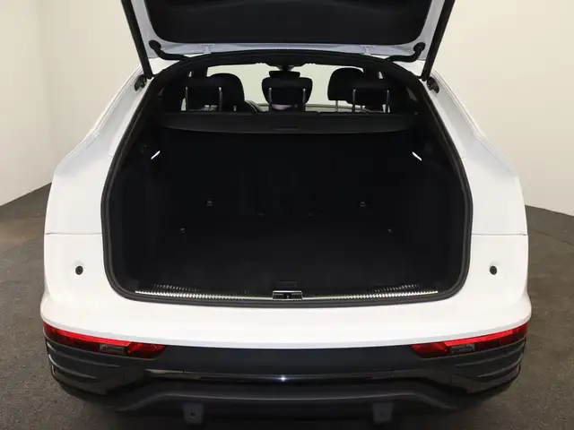 Audi Q5 view 8