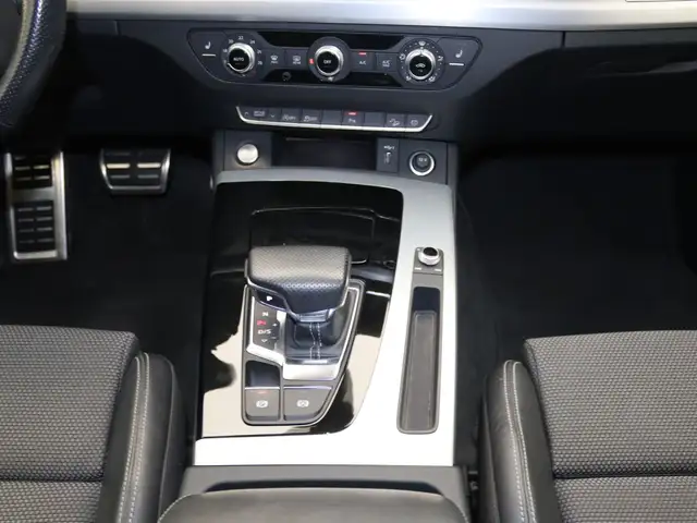 Audi Q5 view 12