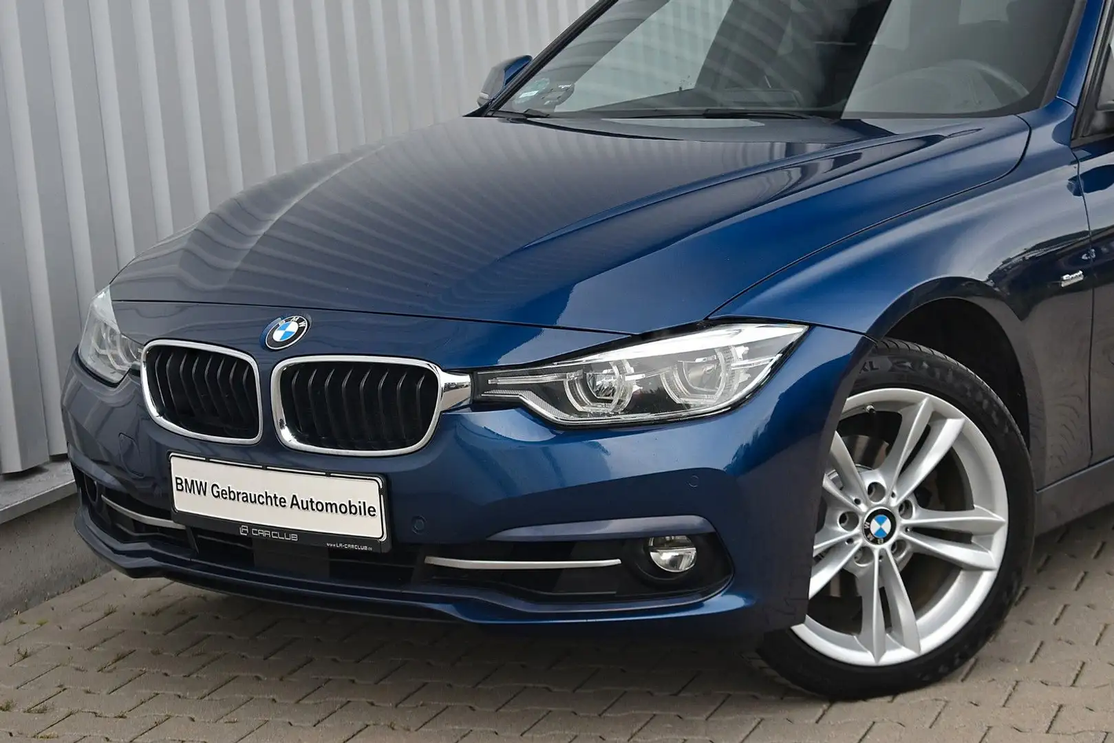 BMW 320 i xDrive*Led! Pano! SAG! AHK! Kamera! Traum!* Blau - 1