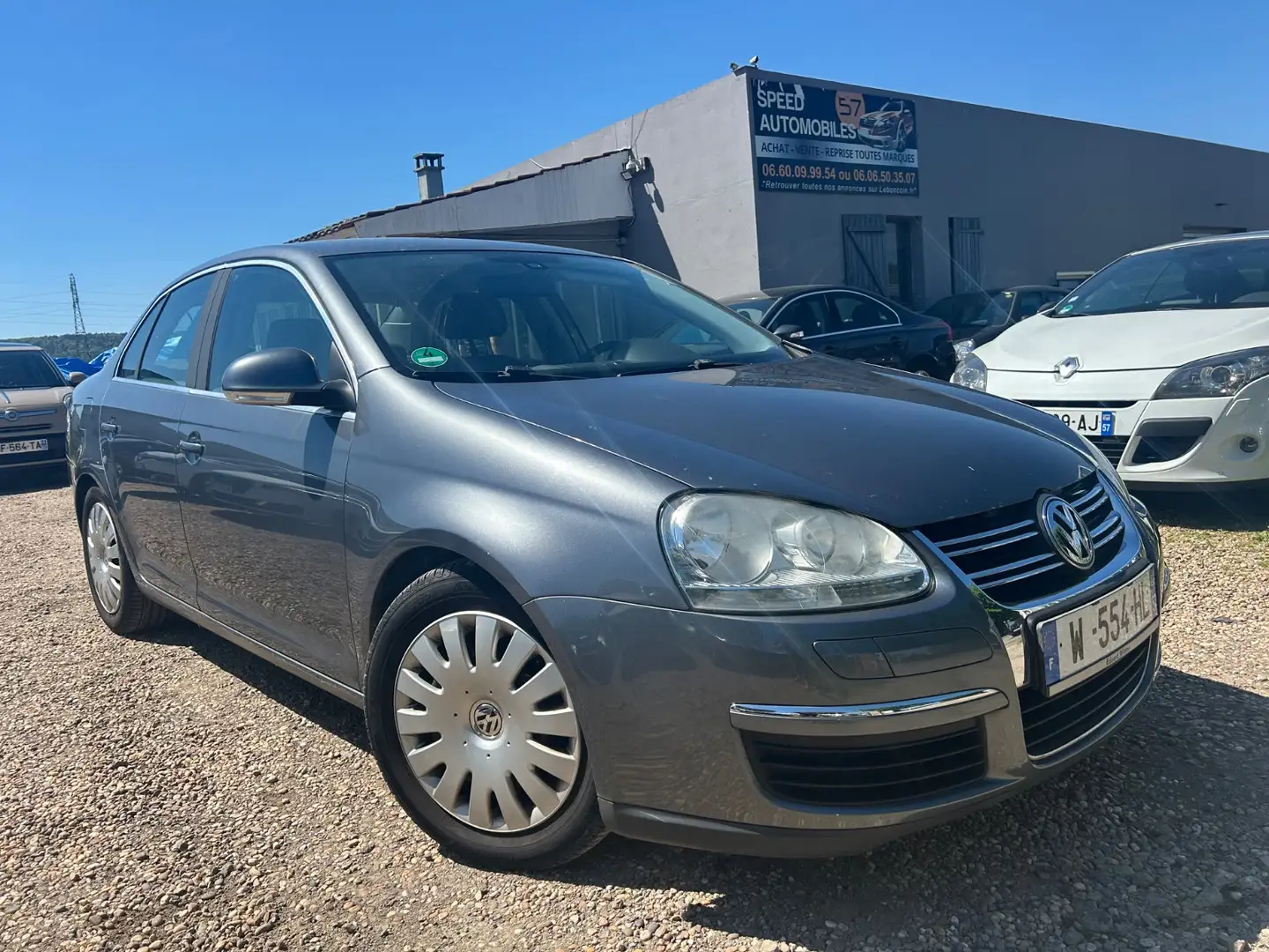 Volkswagen Jetta Confort Gris - 1