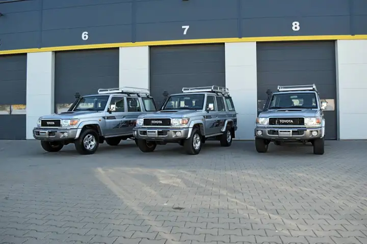 Toyota Land Cruiser Land Cruiser 76 4.5 V8 D 4WD VOLL * SOFORT 3stc