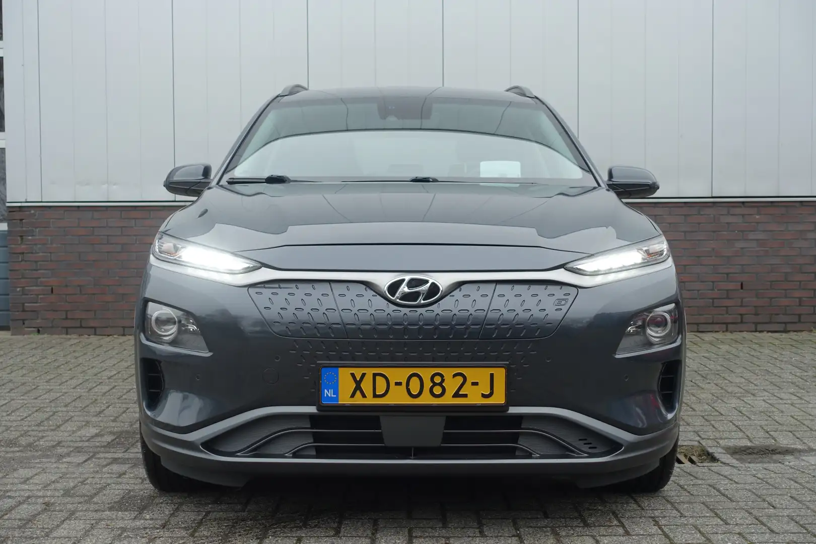 Hyundai KONA EV Premium 64 kWh | € 16.950.- na subsidie | Leder Grijs - 2