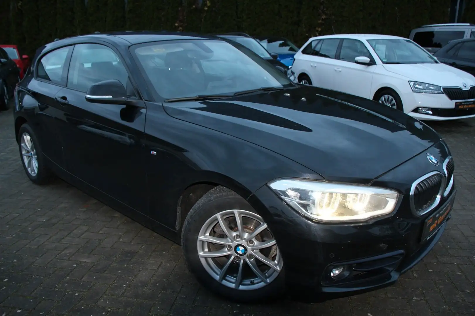 BMW 118 i Sport Line Automatik Klima/Navi/Sitzhz/Alu Schwarz - 1