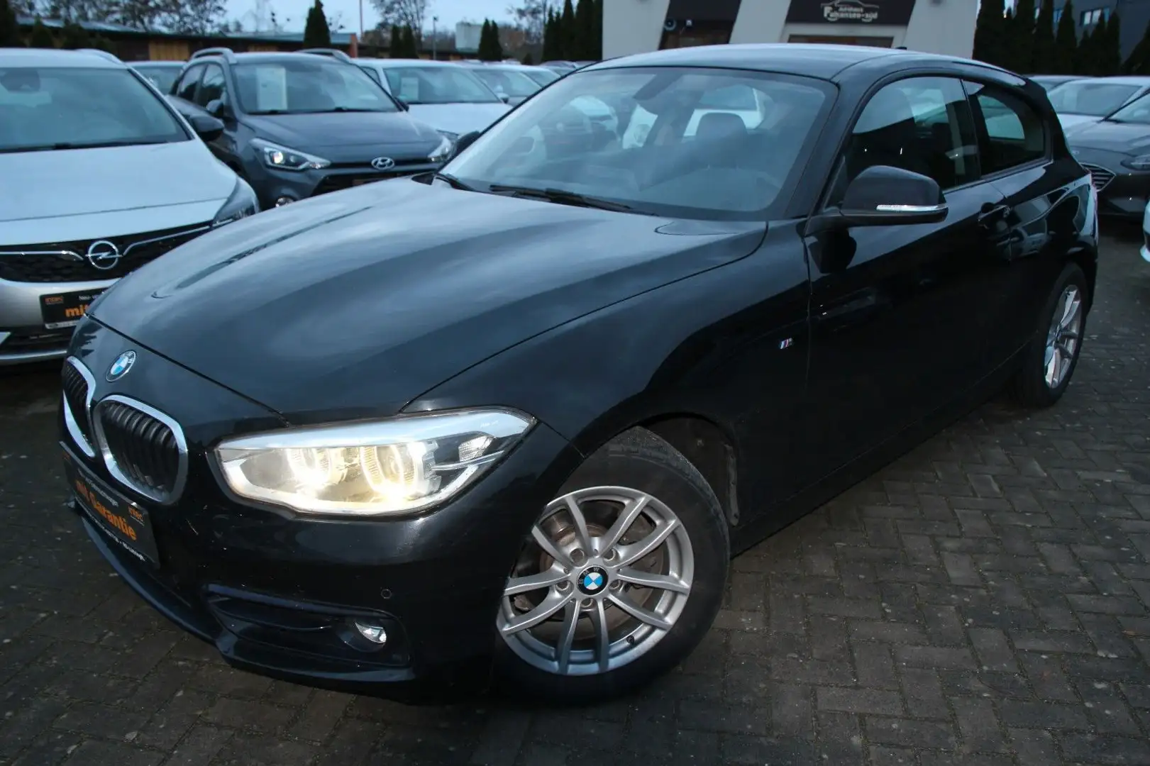 BMW 118 i Sport Line Automatik Klima/Navi/Sitzhz/Alu Schwarz - 2