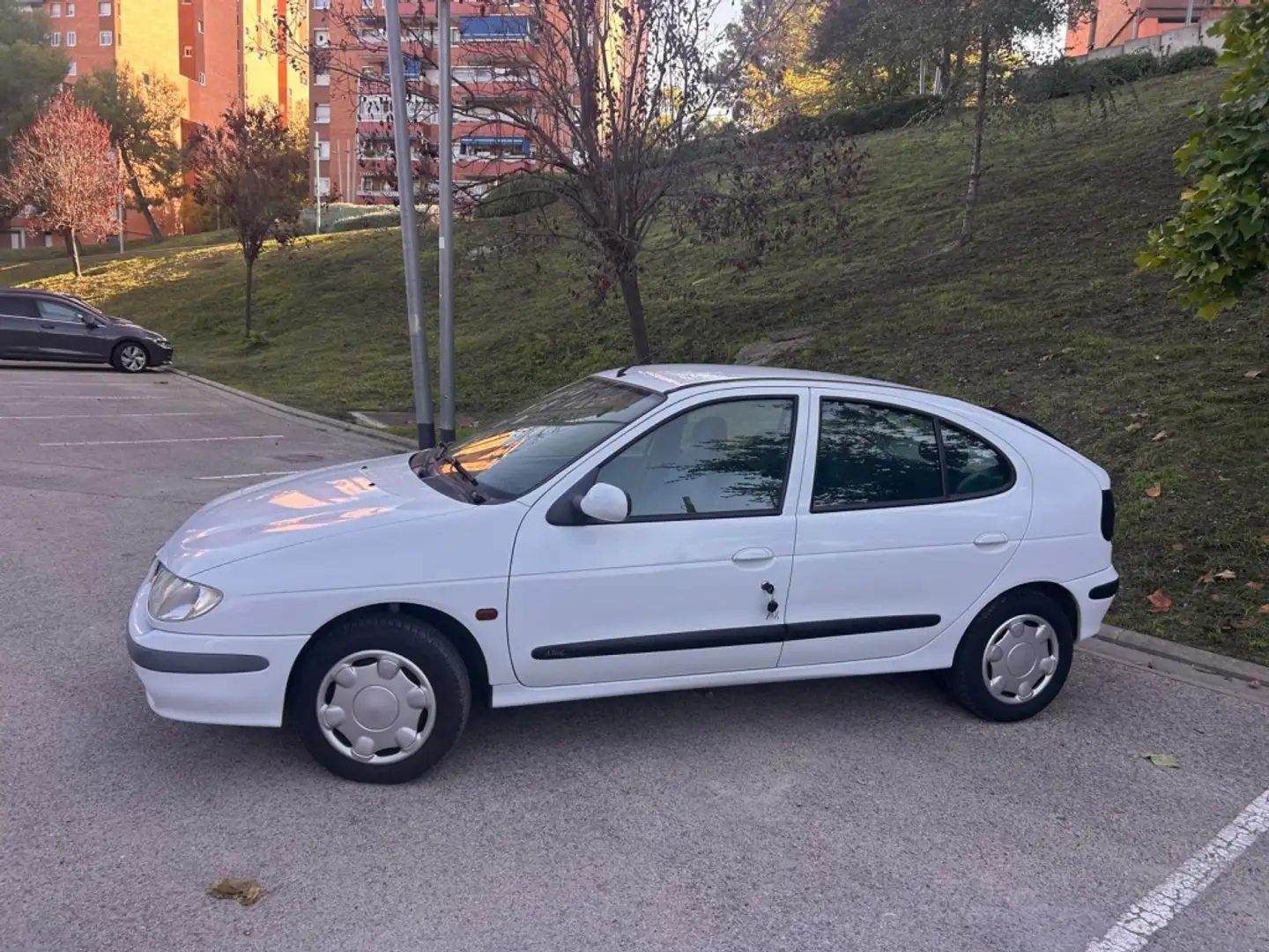 Renault Megane 1.6 Alizé 90 Blanco - 2