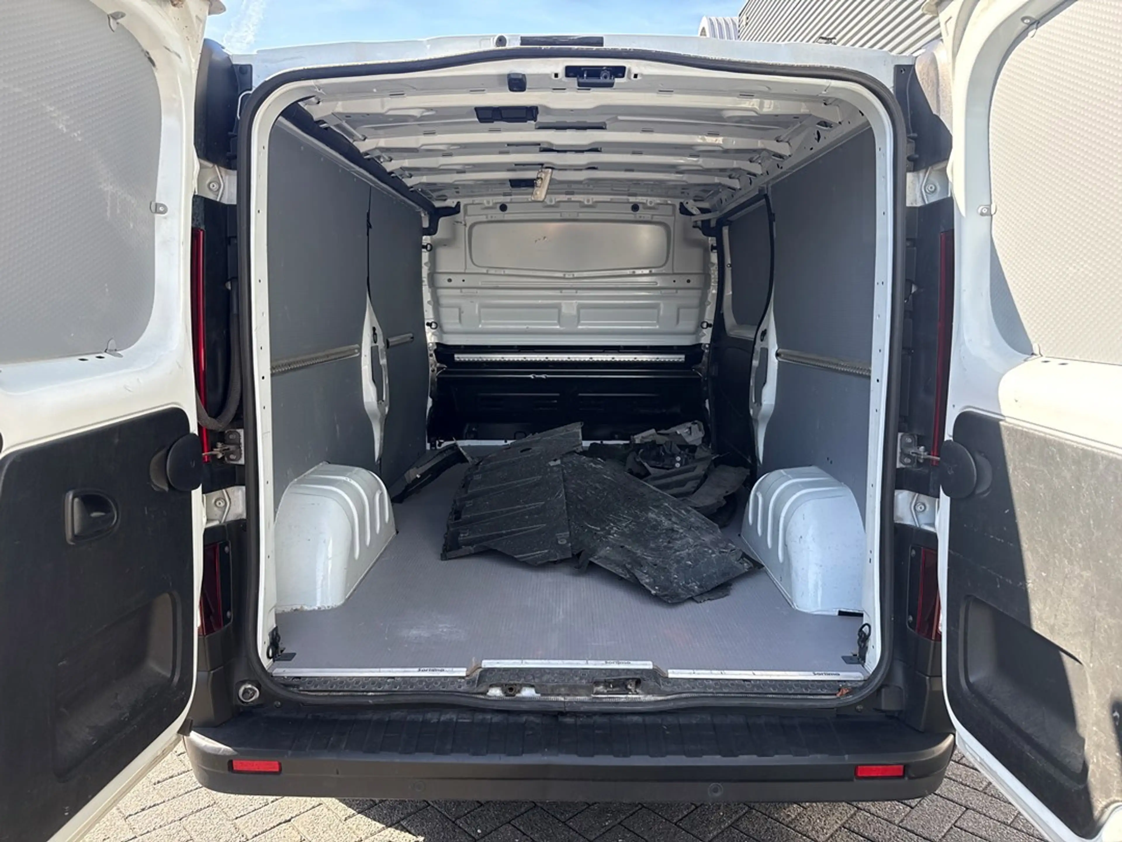 Renault Trafic 2.0 dCi 130 T30 L2H1 Work Edition | Camera | Navig — photo 9