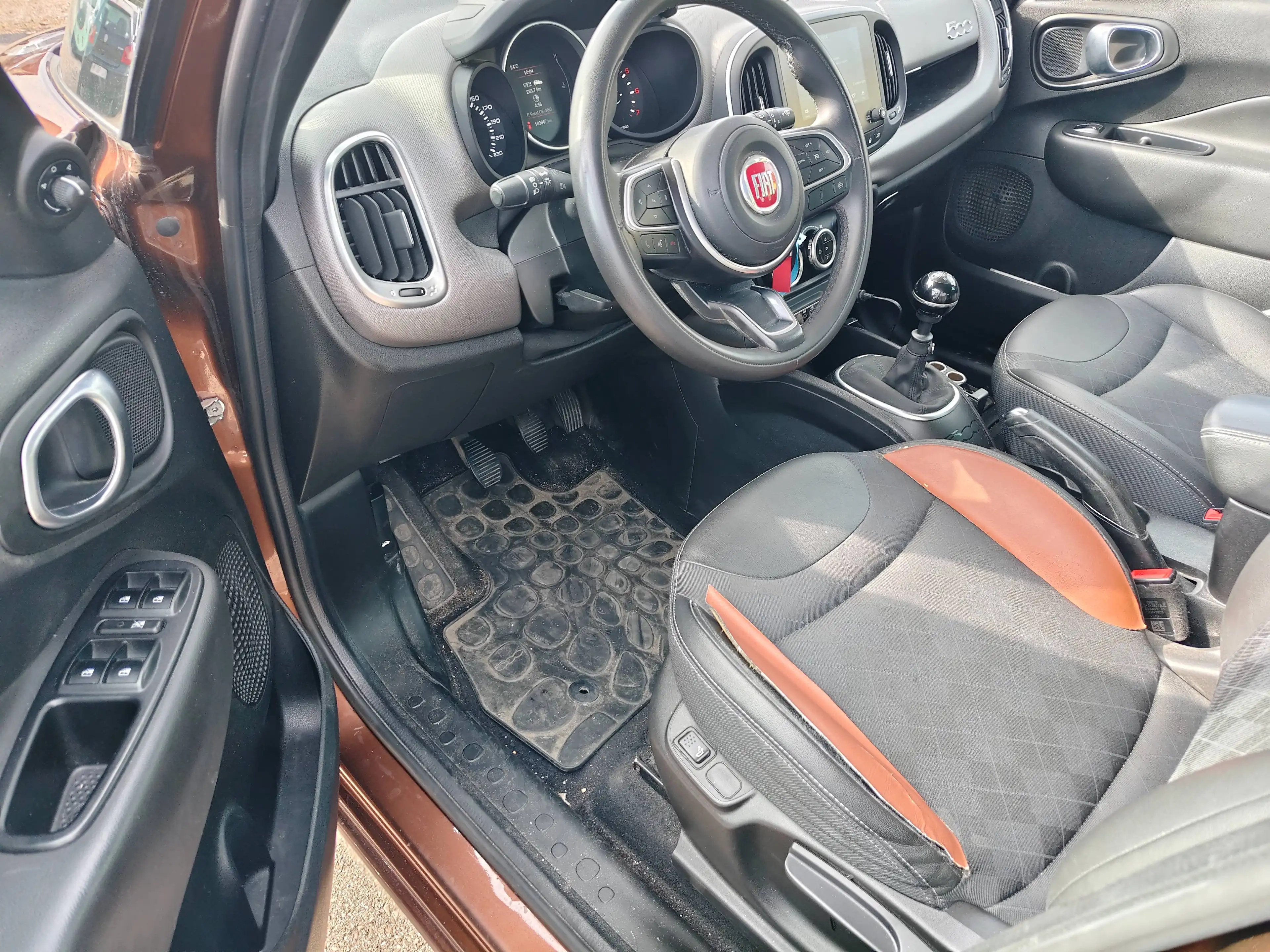Fiat 500L Lounge — photo 12