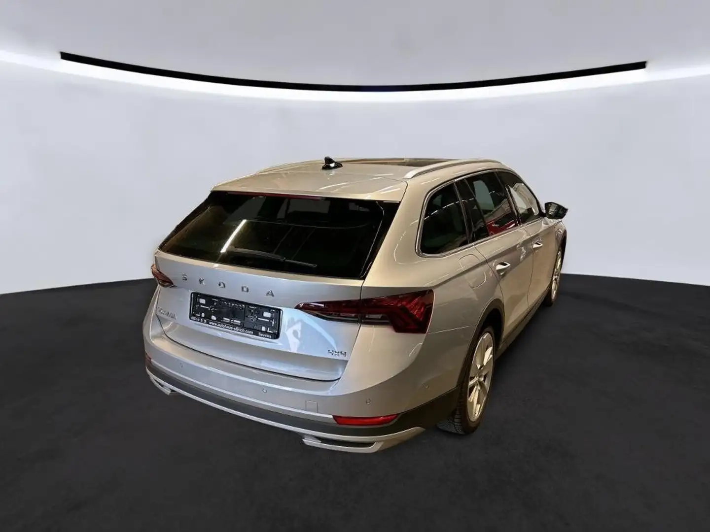 Skoda Octavia Combi 2.0 TDI DSG Scout 4x4/AHK/PANO/ACC Silber - 2