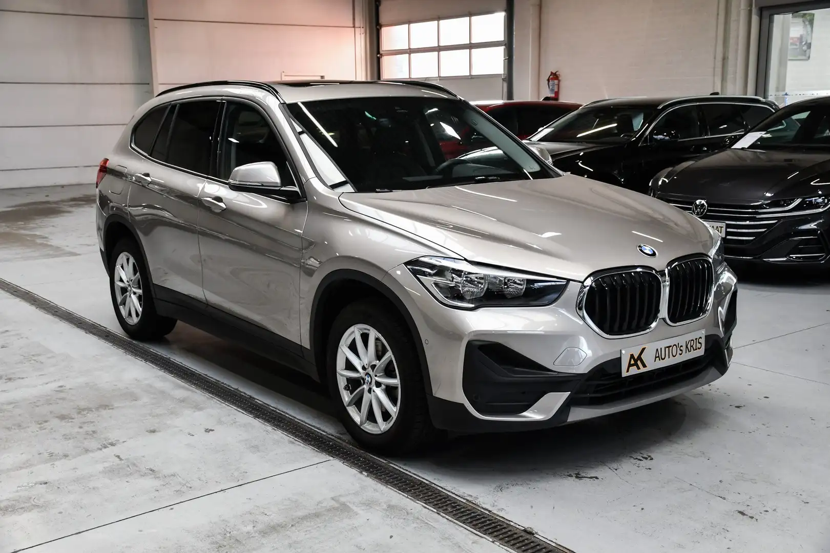 BMW X1 X1 sDrive18i Automaat - LEDER / NAVI / PANO / PDC Beige - 2