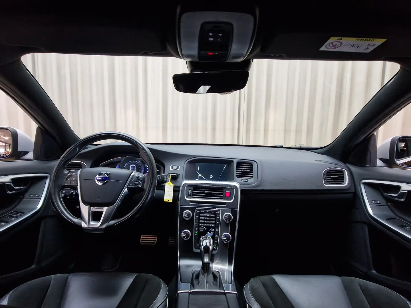 Volvo V60 1.5 T3 *R-Design* Leder / Stoelverwarming / Xenon Zwart - 2