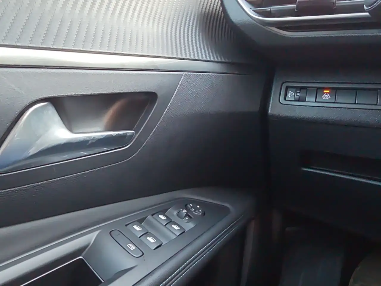 Peugeot 3008 Allure 1.2 PureTech Allwetter Navi Kamera 24