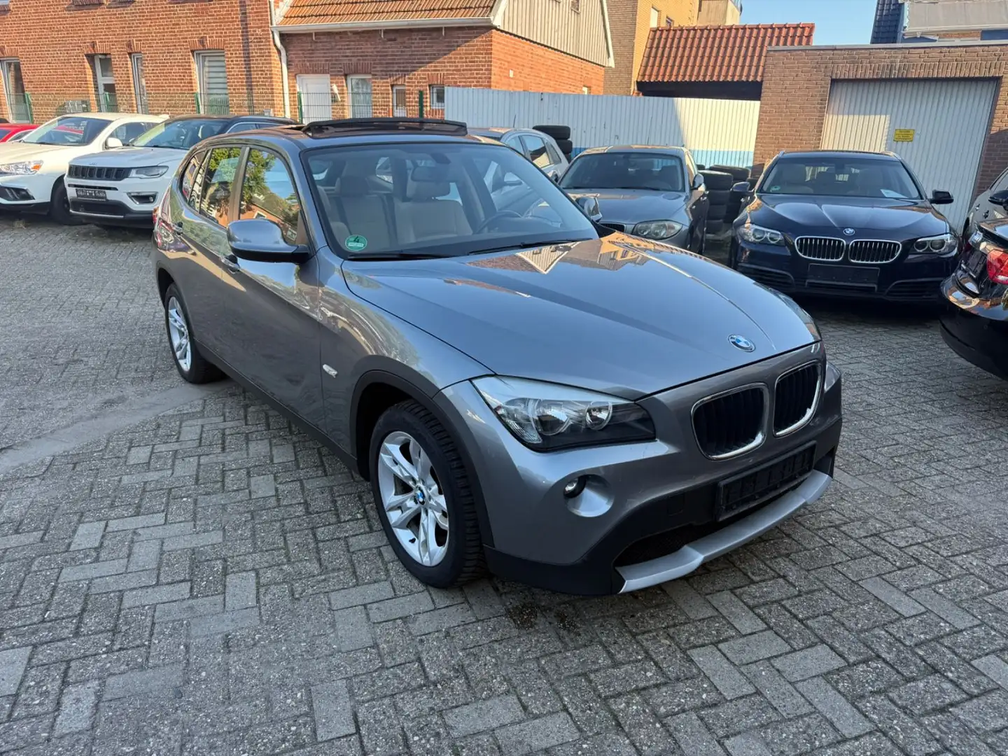 BMW X1 18 d sDrive*LEDER*PANO*SHZ*PDC*** Gris - 1