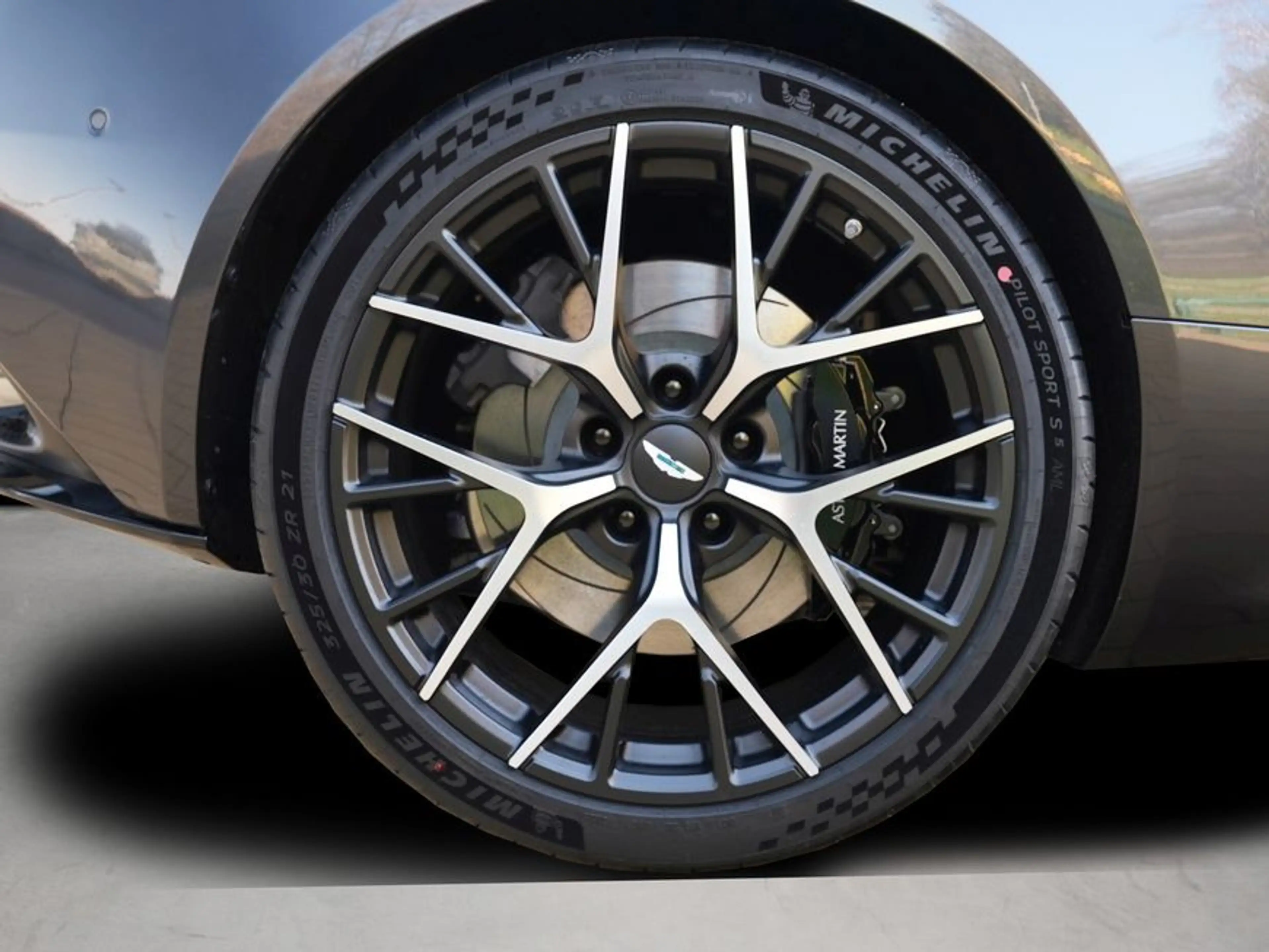 Aston Martin DB12 Coupe — photo 4