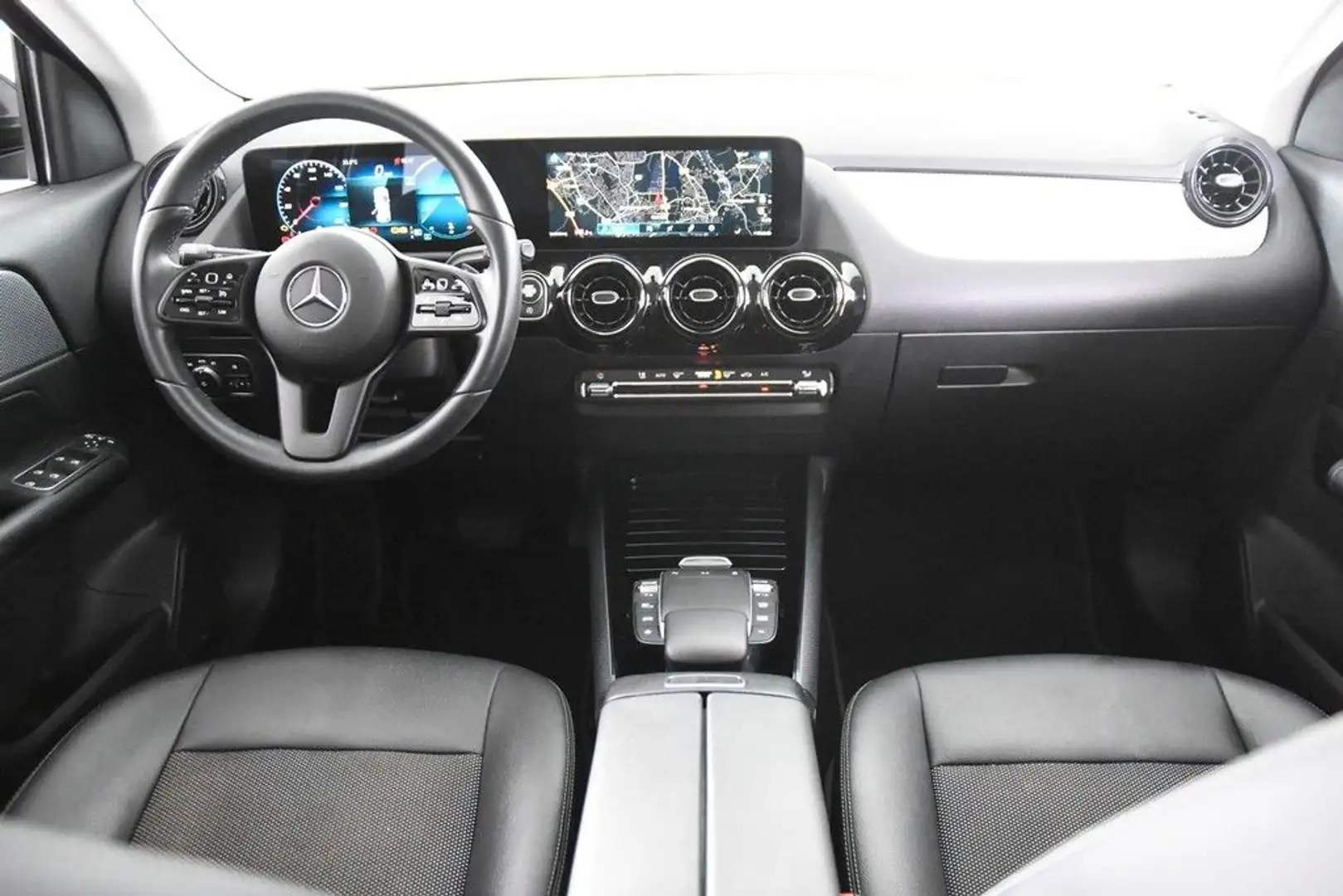 Mercedes-Benz GLA 180 *1.Hand*T-Leder*SHZ*Park ass.*Navi* Schwarz - 2