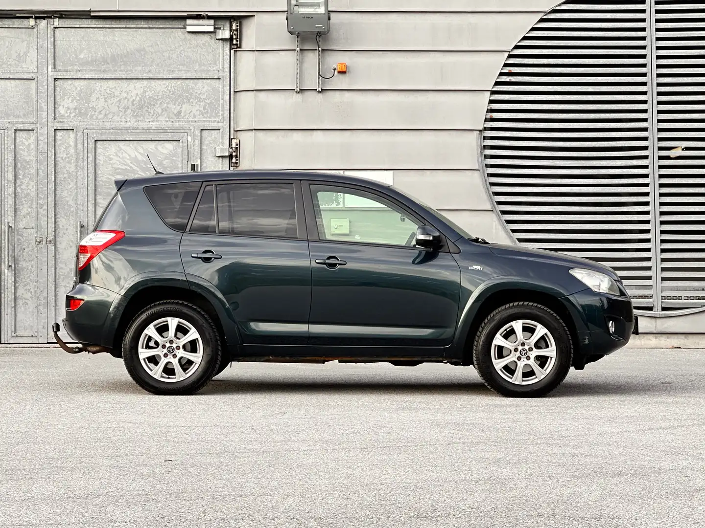 Toyota RAV 4 RAV4 2,2 D-4D 4WD Aut. / AHK / Pickerl neu / Leder Grün - 1