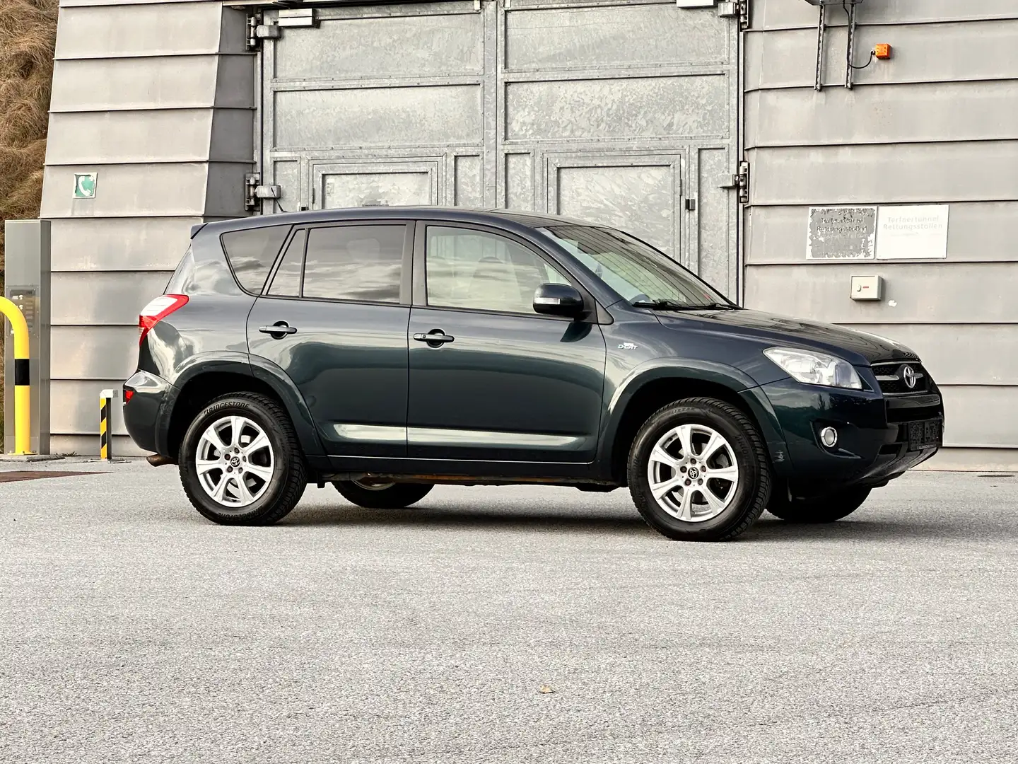 Toyota RAV 4 RAV4 2,2 D-4D 4WD Aut. / AHK / Pickerl neu / Leder Grün - 2