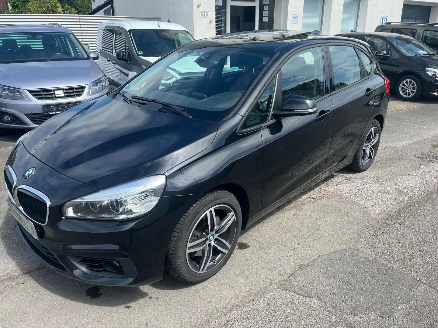 BMW 218 i Active Tourer Automatik Panoramadach AHK Schwarz - 2