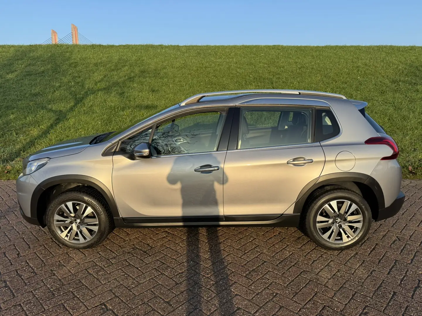 Peugeot 2008 1.2 PureTech Allure Navi | Apple Carplay | Camera Grijs - 2