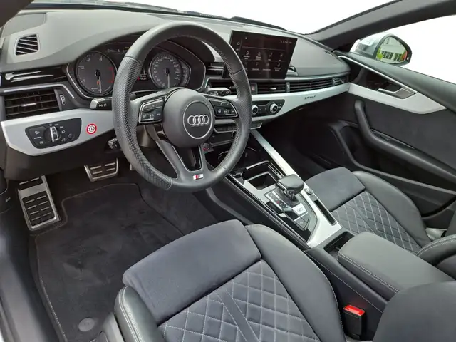 Audi S4 view 4
