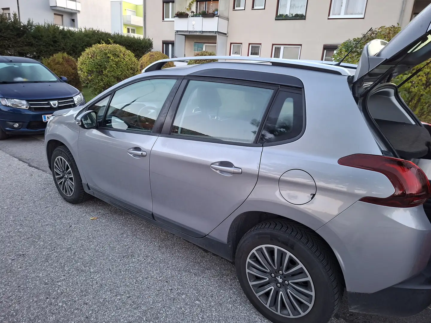Peugeot 2008 2008 1,5 BlueHDi 100 Active S Grau - 2